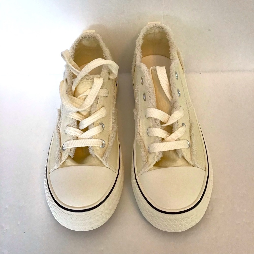 Women's Casual Cream Canvas Frayed Edge Sneakers 9.5 NEW - Picture 3 of 5
